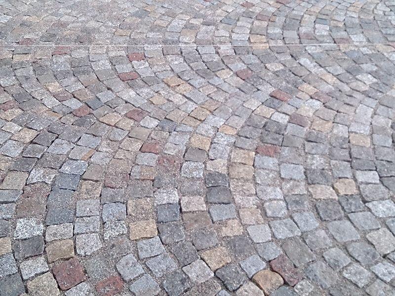 Granitstein Herbstlaub